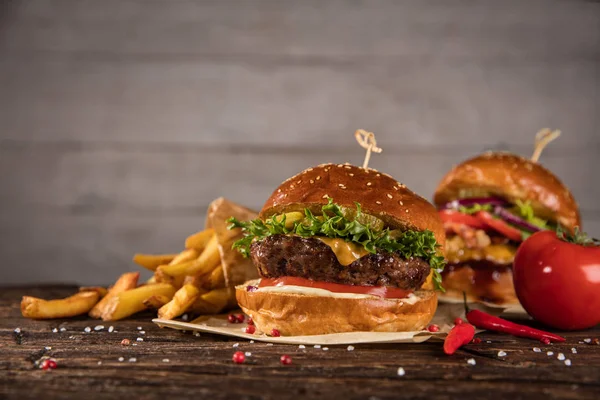 Finom Hamburgert Sült Krumplival Szolgálják Fel Szabad Hely Szöveg — Stock Fotó