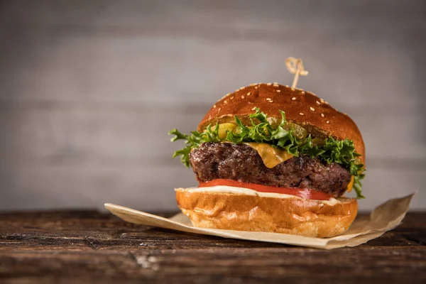 Deliciosa Hamburguesa Servida Sobre Madera Espacio Libre Para Texto —  Fotos de Stock