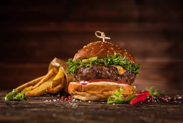 Pyszny Hamburger Frytkami Podawany Drewnie Wolne Miejsce Tekst — Zdjęcie stockowe