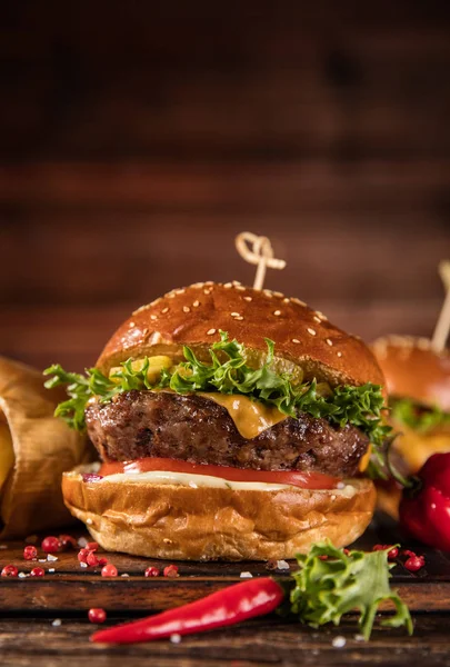 Смачний Гамбургер Картоплею Подається Дереві Вільний Простір Тексту — стокове фото