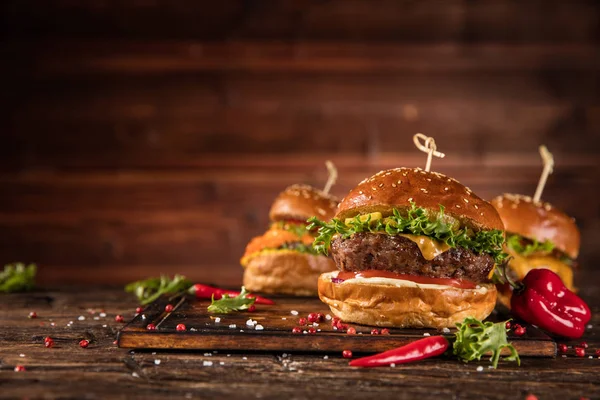 Läcker Hamburgare Med Pommes Frites Serveras Trä Fritt Utrymme För — Stockfoto