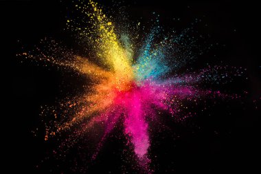 Siyah arka plan üzerine izole renkli toz patlama.