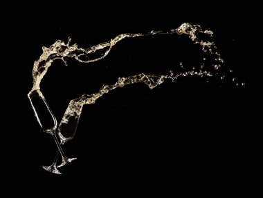 Kadehlerde şampanya şarap sıçramasına, izole üzerinde siyah arka plan ile. Kutlama ve yeni yıl kavramı