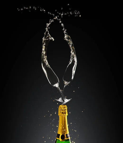 ワイングラス シャンパンのボトル ワインは 黒い背景に分離 を水しぶきです お祝いや新年のコンセプト — ストック写真