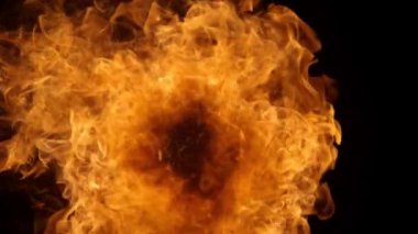 Siyah arka planda izole edilmiş süper yavaş ateş patlaması. Yüksek hızlı sinema kamerası, 1000 fps..