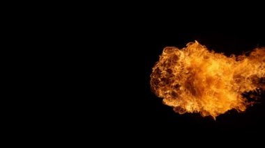 Siyah arka planda izole edilmiş süper yavaş ateş patlaması. Yüksek hızlı sinema kamerası, 1000 fps..