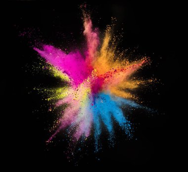 Siyah arka plan üzerine izole renkli toz patlama.