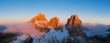 Güzel Dolomites doruklarına panoramik manzarası. Hava geniş format İtalyan kayalık peyzaj Fotoğrafçılık
