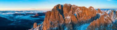 Güzel Dolomites doruklarına panoramik manzarası. Hava geniş format İtalyan kayalık peyzaj Fotoğrafçılık