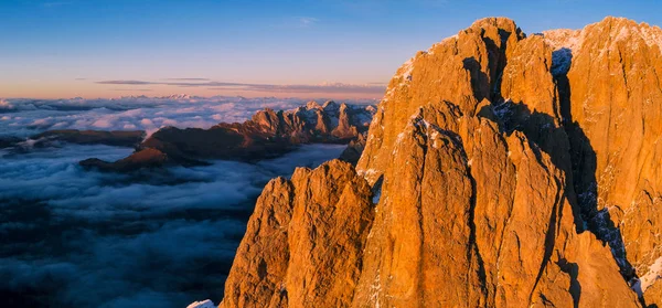 美丽的多洛米人是全景 空中宽格式意大利岩石风景摄影 — 图库照片