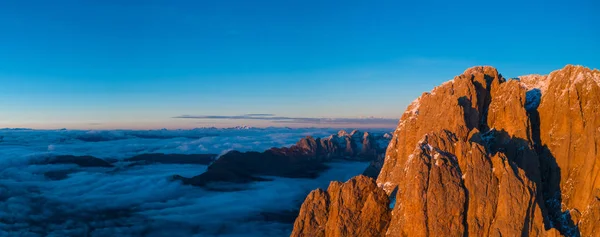 美丽的多洛米人是全景 空中宽格式意大利岩石风景摄影 — 图库照片