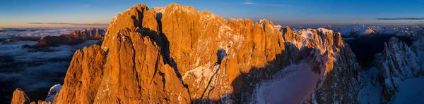 美丽的多洛米人是全景 空中宽格式意大利岩石风景摄影 — 图库照片