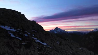 Hava uçuş büyük dağ yoluyla. UHD açık görüntüleri