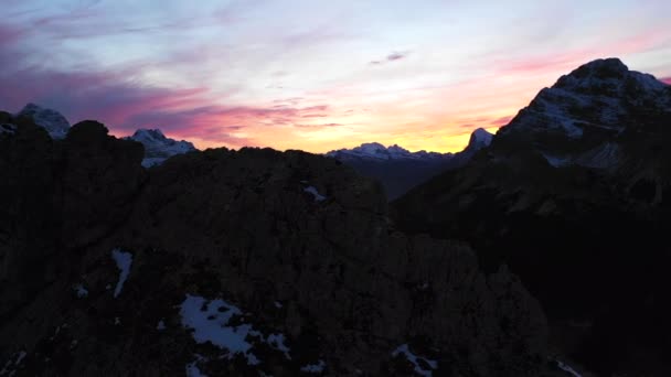 Voo Aéreo Através Montanha Enorme Alcance Uhd Imagens Livre — Vídeo de Stock