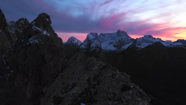 Vuelo Aéreo Través Cordillera Masiva Uhd Imágenes Aire Libre — Vídeo de stock