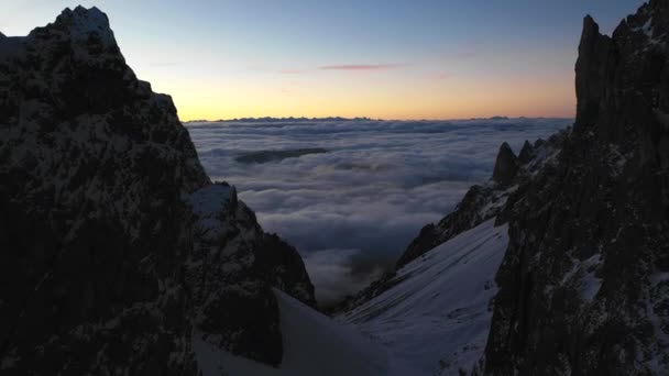 Voo Aéreo Através Montanha Enorme Alcance Uhd Imagens Livre — Vídeo de Stock