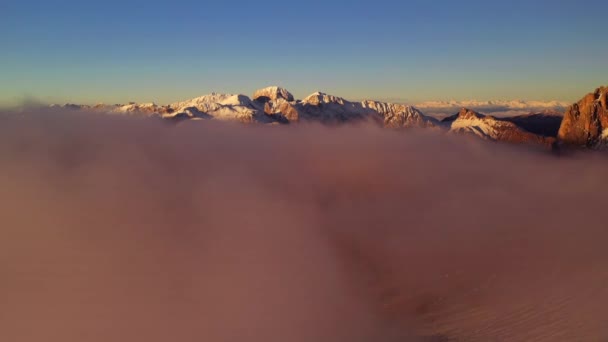 Vol Aérien Travers Une Chaîne Montagnes Massive Uhd Des Images — Video