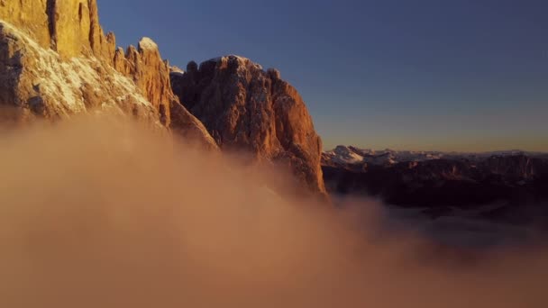 Flug Aus Der Luft Durch Das Massive Bergmassiv Uhd Außenaufnahmen — Stockvideo