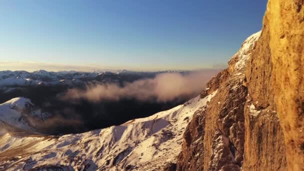 Aerial Flygresa Genom Massiv Bergskedja Uhd Utomhus Footage — Stockvideo