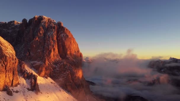 Flug Aus Der Luft Durch Das Massive Bergmassiv Uhd Außenaufnahmen — Stockvideo