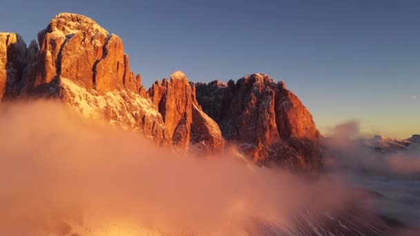 Flug Aus Der Luft Durch Das Massive Bergmassiv Uhd Außenaufnahmen — Stockvideo