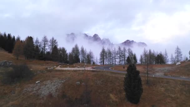 Voo Aéreo Através Montanha Enorme Alcance Uhd Imagens Livre — Vídeo de Stock