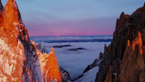 空中飞行通过山大范围 Uhd 户外镜头 — 图库视频影像