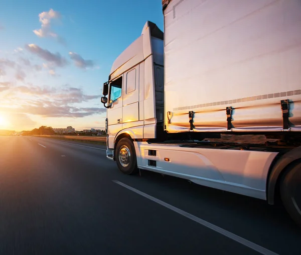 Geladen Europese Truck Snelweg Prachtige Zonsondergang Licht Het Wegvervoer Lading — Stockfoto