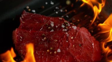Süper ağır çekim sığır eti biftek alevler içinde. Yüksek hız sinema Kamerası, 1000 fps üzerinde filme.