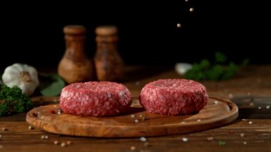 Süper ağır çekim düşme kıyılmış sığır eti hamburger etleri, 1000 fps yüksek hızda sinema kamerada filme baharat.