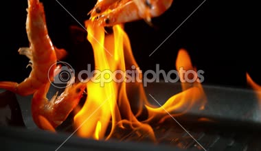 Alevler içine düşen karides süper ağır çekim. Yüksek hız sinema Kamerası, 1000 fps üzerinde filme.