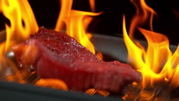 Super Slow Motion Beef Steak Flames Filmed High Speed Cinema — Stock Video