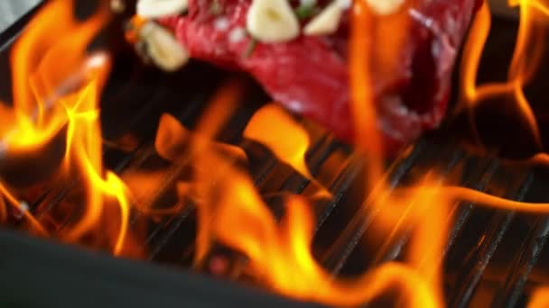 Szuper Lassú Marha Steak Lángok Forgatták Nagy Sebességű Mozi Kamera — Stock videók