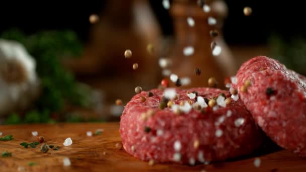 Super Slow Motion Falling Spices Beef Minced Hamburger Carnes Filmado — Vídeo de Stock