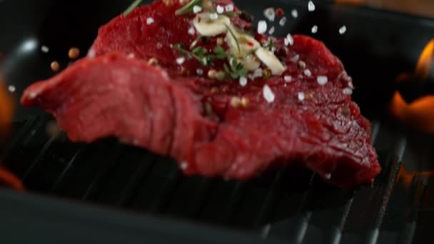 Süper Ağır Çekim Sığır Eti Biftek Alevler Içinde Yüksek Hız — Stok video