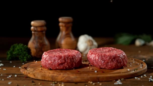 牛肉碎汉堡肉上掉落香料的超级慢动作 在高速影院摄像机上拍摄 1000 Fps — 图库视频影像