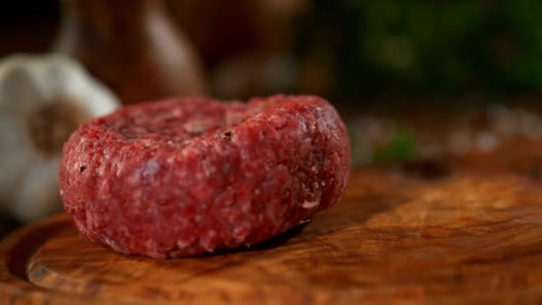 Super Slow Motion Falling Spices Beef Minced Hamburger Carnes Filmado — Vídeo de Stock