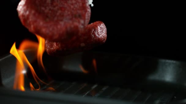 Супер Медленное Движение Падающего Мяса Гамбургеров Говядины Пламя Снято Камеру — стоковое видео