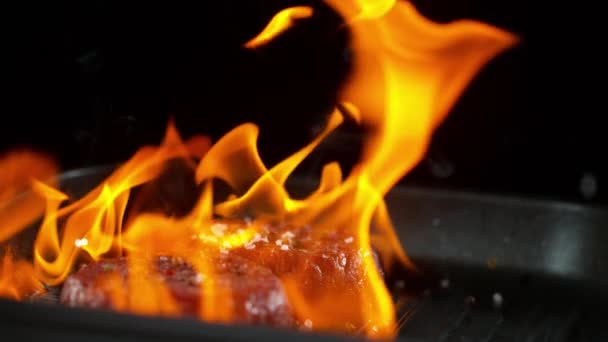 炎の中に立ち下がりの牛ステーキの超スローモーション 高速映画カメラ 1000 Fps で撮影 — ストック動画