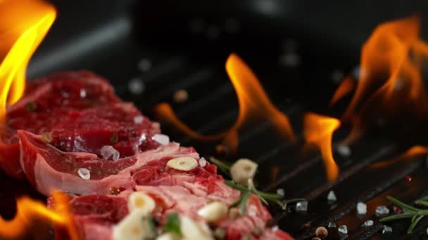 Super slow motion hovězí steak v plamenech. Natočeno na vysokorychlostní cinema camera, 1000 fps.