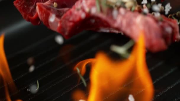 Super Slow Motion Bistecca Manzo Fiamme Girato Cinepresa Alta Velocità — Video Stock