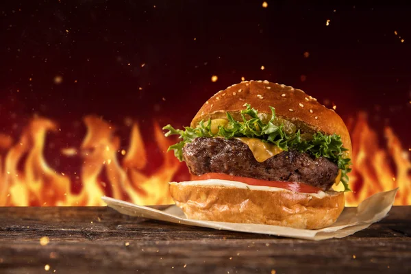 Heerlijke Hamburger Met Vuur Achtergrond Geserveerd Hout Vrije Ruimte Voor — Stockfoto