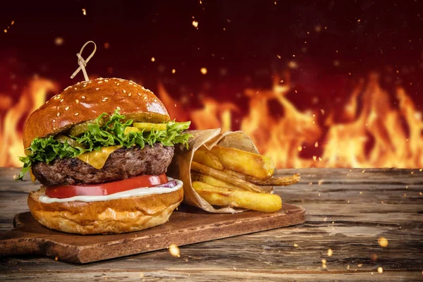 Heerlijke Hamburger Met Vuur Achtergrond Geserveerd Hout Vrije Ruimte Voor — Stockfoto