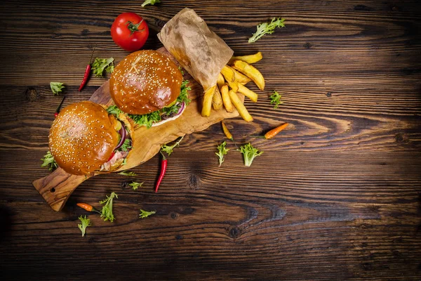 Deliciosos Hambúrgueres Com Batatas Fritas Servidos Madeira Vista Superior Espaço — Fotografia de Stock