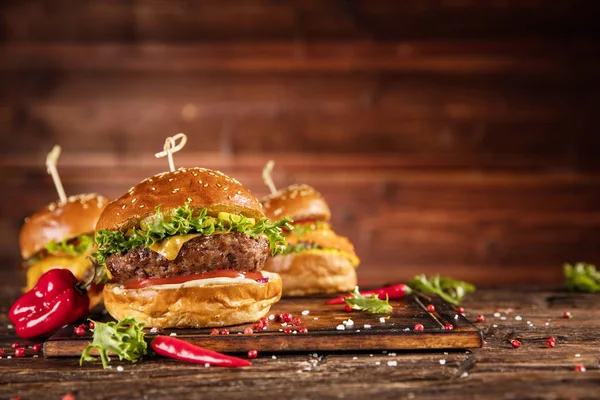 Deliciosa Hamburguesa Con Papas Fritas Servida Sobre Madera Espacio Libre — Foto de Stock