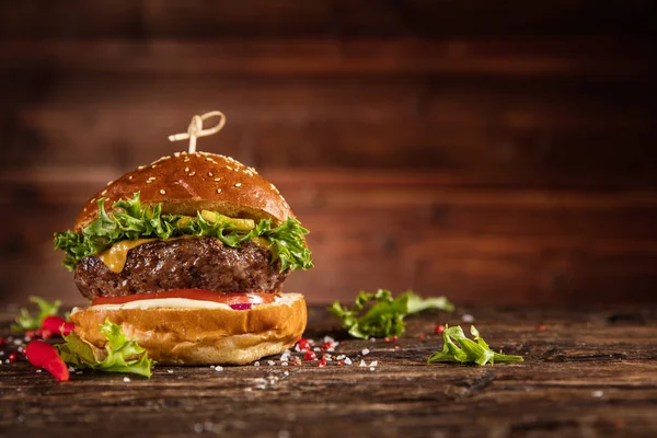 Delizioso Hamburger Servito Legno Spazio Libero Testo — Foto Stock