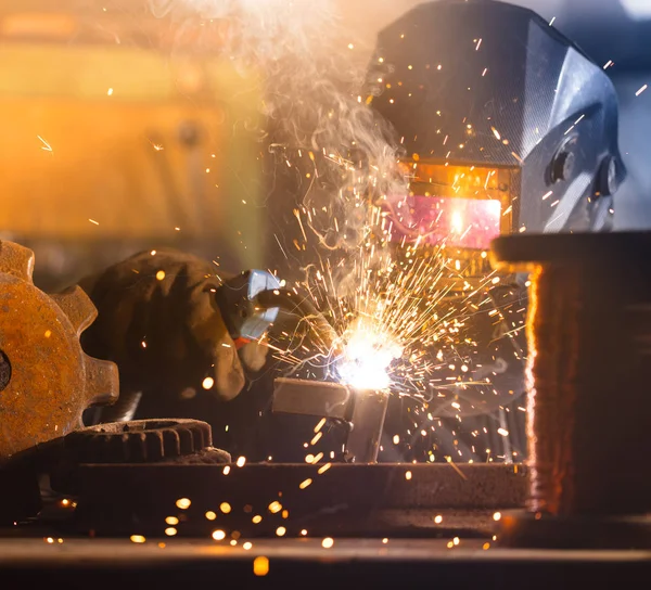 Soldador Que Trabalha Fábrica Oficina Conceito Trabalho Industrial Manual Pesado — Fotografia de Stock