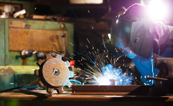 焊工在车间工厂工作 重型工业和手动工作概念 — 图库照片