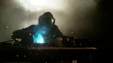 Yavaş hareket çalışma kaynakçı atölyede, filme yüksek hızlı sinema kamerada