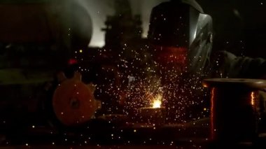 Süper ağır çekim çalışma kaynakçı atölyede, 1000 fps yüksek hızda sinema kameraya çekildi.